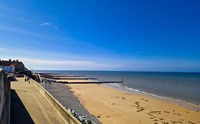 The Wave - 3 Bed Beach Front Home In Sheringham